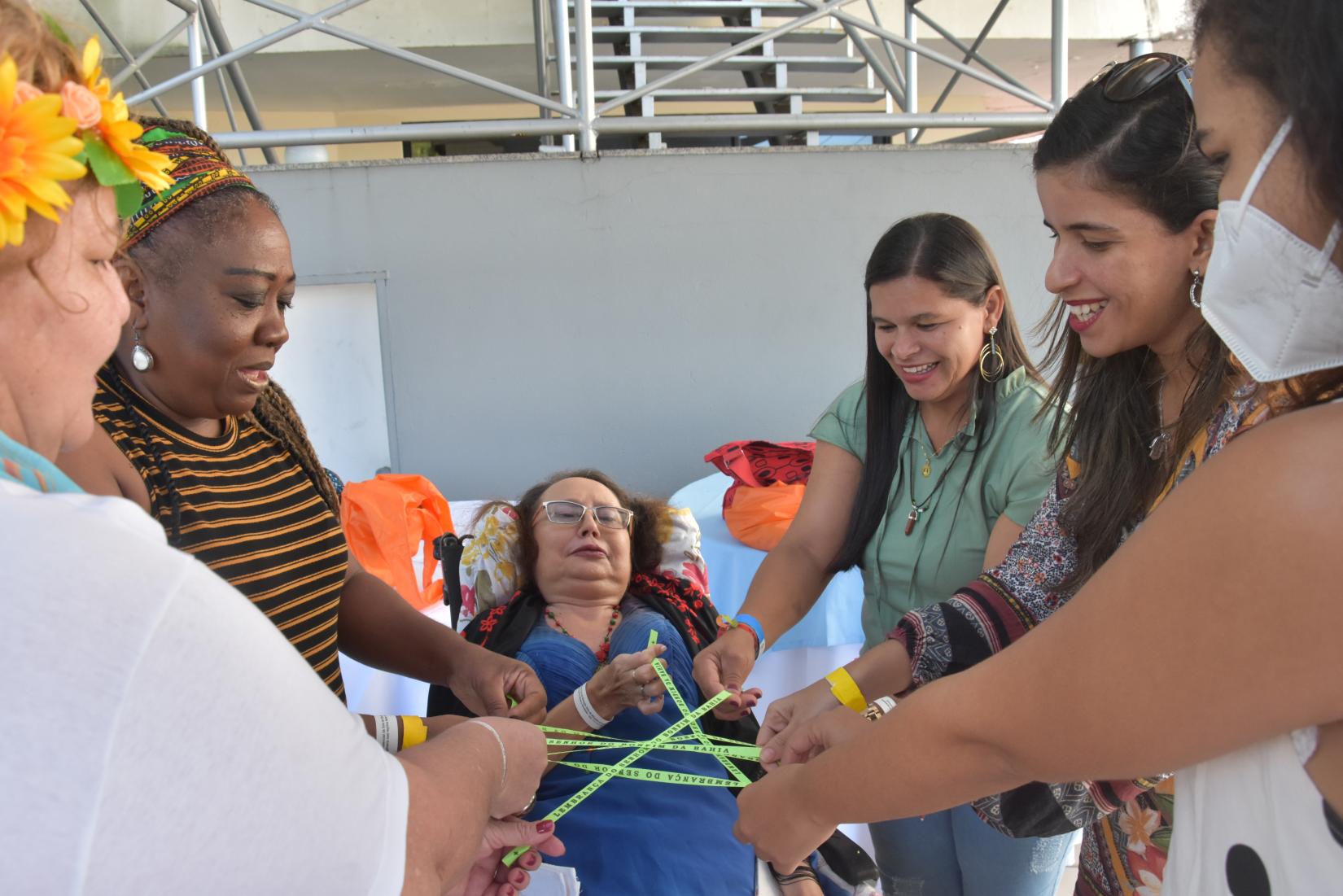 Deline Cutrim com outras mulheres durante encontro da Sala de Situação. 