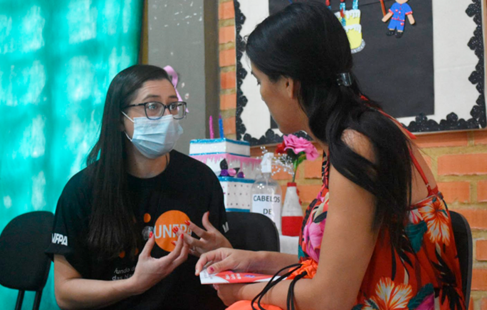 A consultora do UNFPA, Lizandra Lima, liderou a roda de conversa com as mulheres no CRAS Pintolândia.