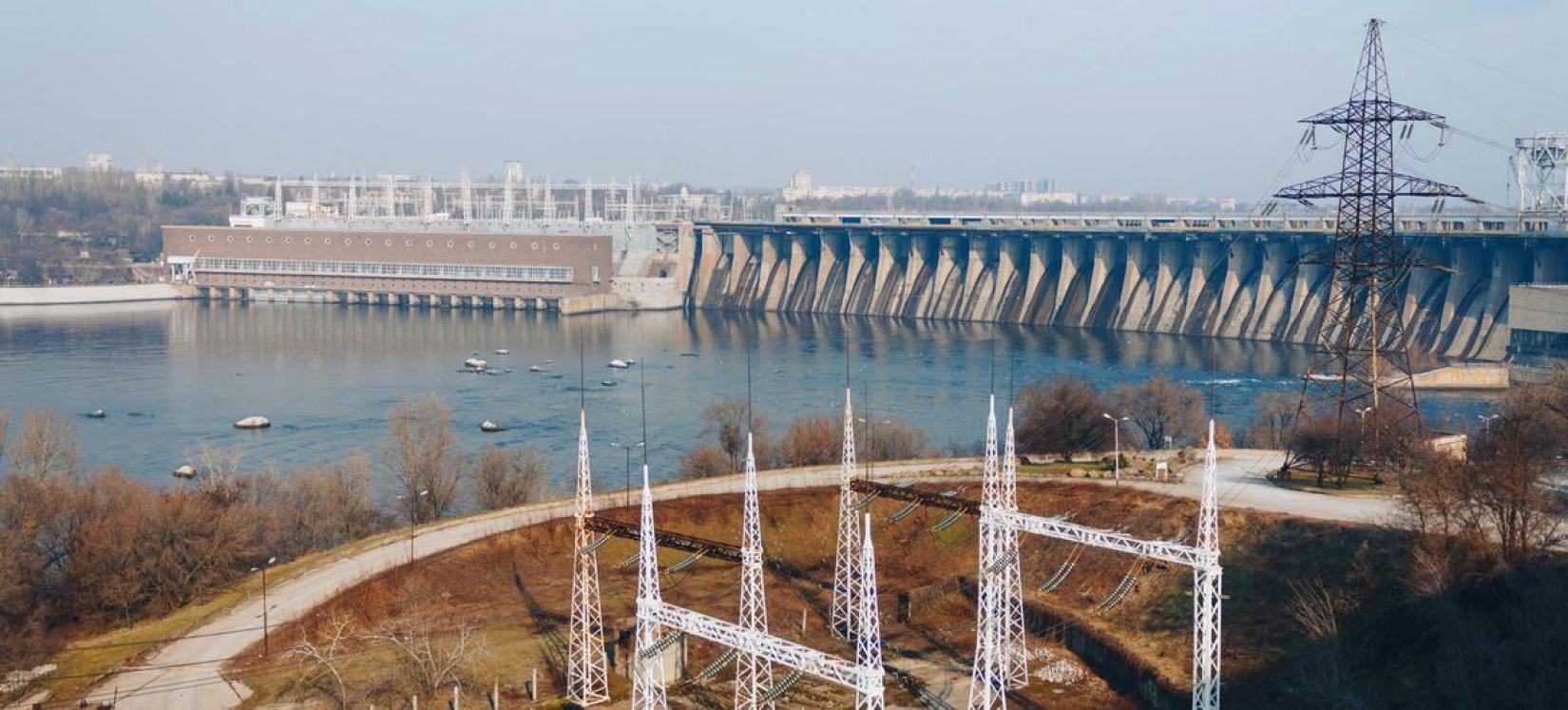 Vista panorâmica da estação hidrelétrica em Zaporizhzhia, na Ucrânia.
