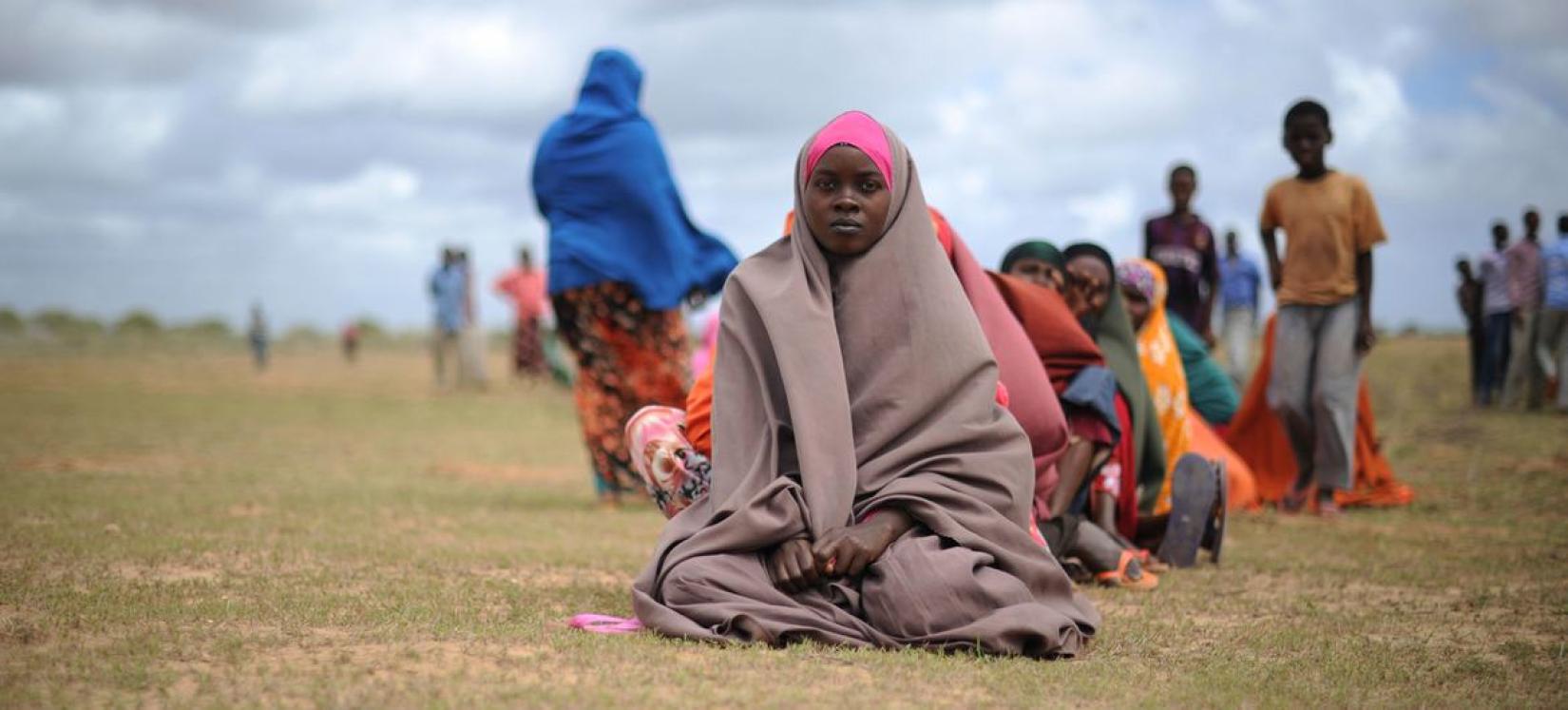 Mulheres esperam por alimentos em um centro de distribuição em Afgoye, na Somália.