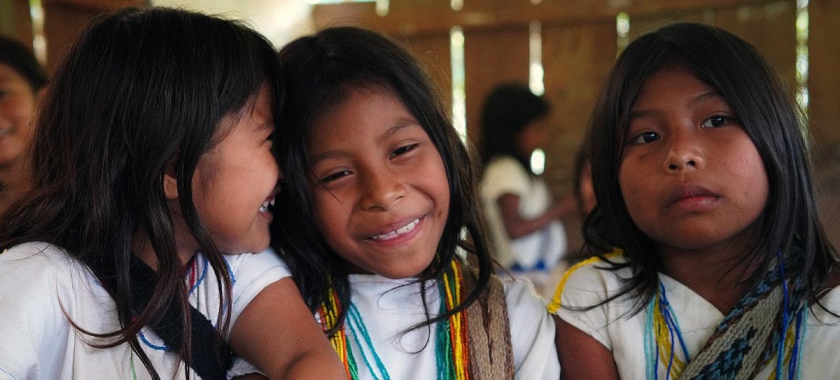 Meninas em comunidade indígena na Colômbia.