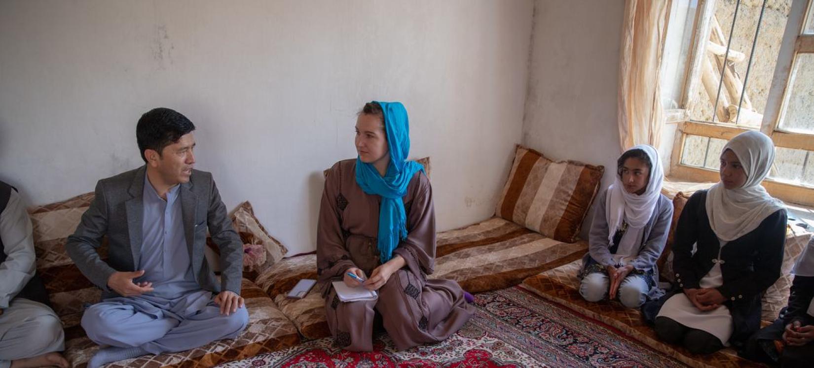Veronica Houser, funcionária do UNICEF, encontra-se com afegãos.