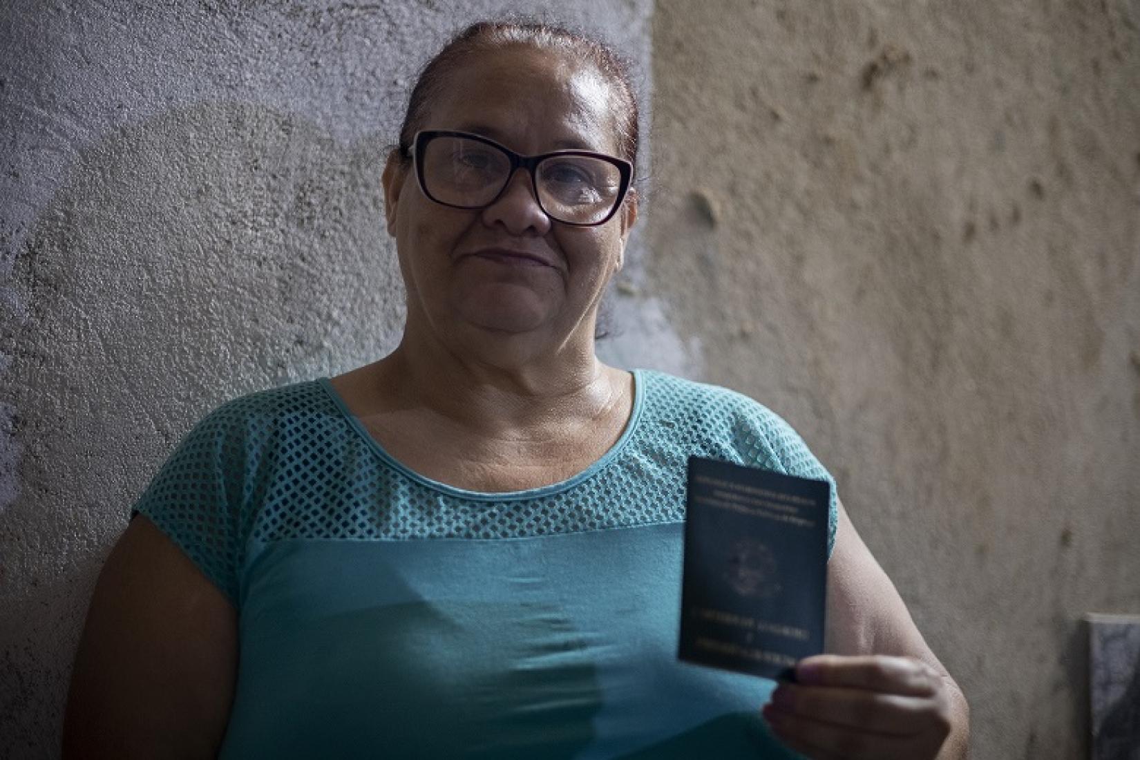 Depois de viver em situação de rua com o filho pequeno, a venezuelana Rosa conseguiu ser interiorizada para o Rio de Janeiro (RJ) e hoje trabalha com carteira assinada.