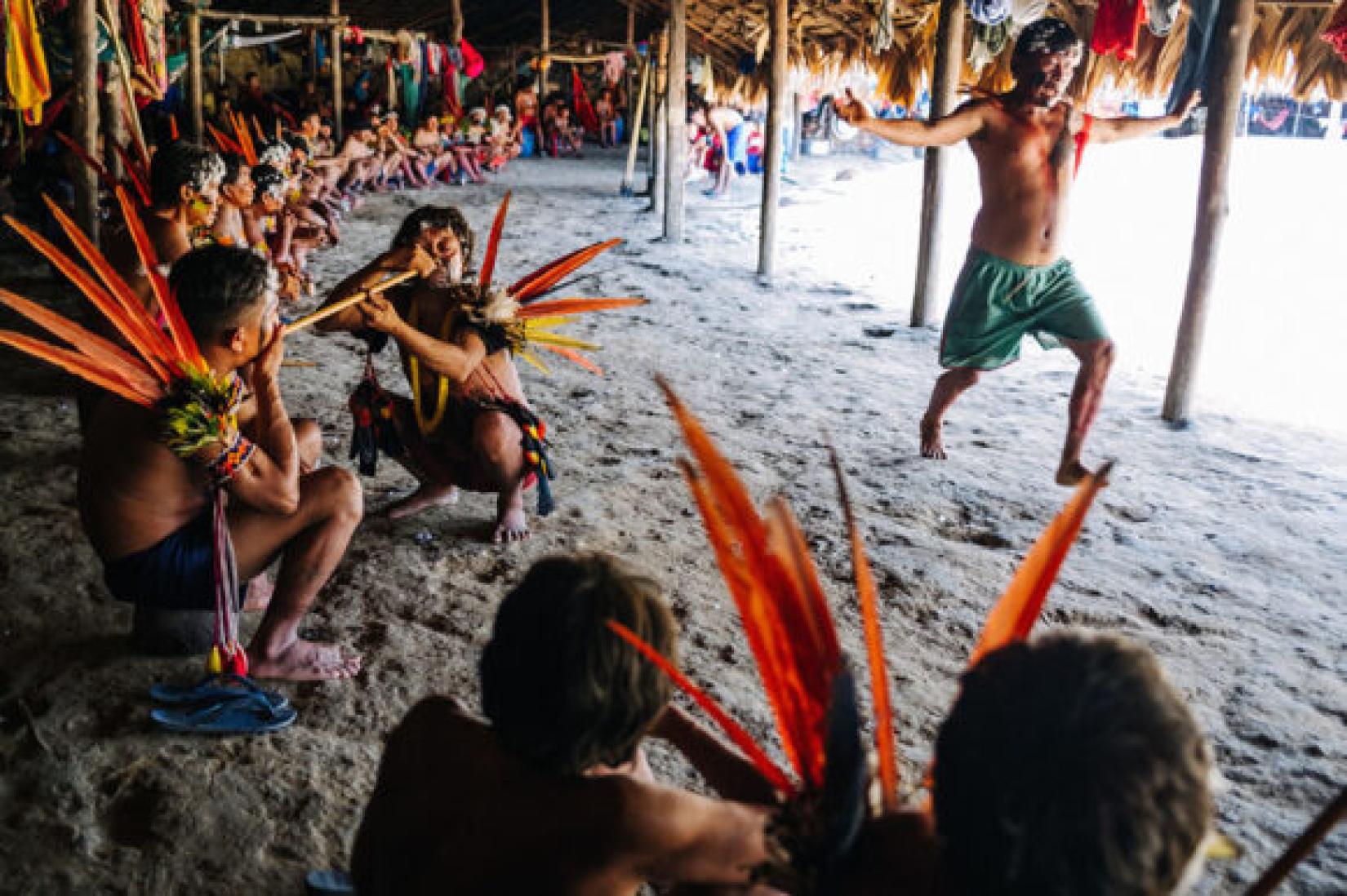 Xamãs yanomami realizam ritual na aldeia Xihopi.