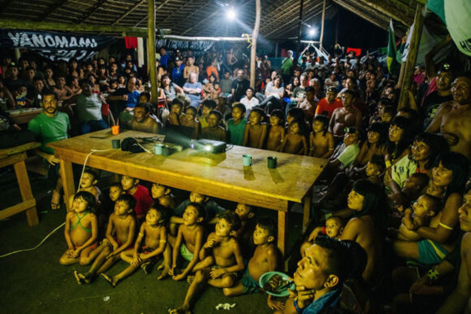 Crianças yanomami assistem a filmes durante as comemorações dos 30 anos da demarcação do território yanomami.