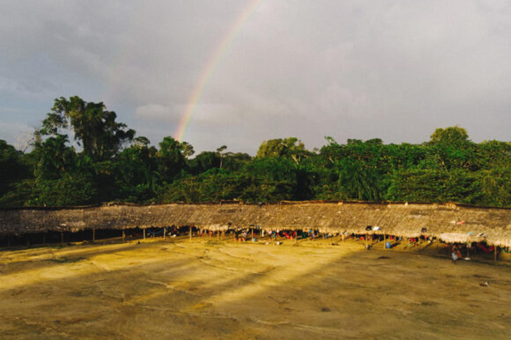 Um arco-íris é formado na aldeia Xihopi.