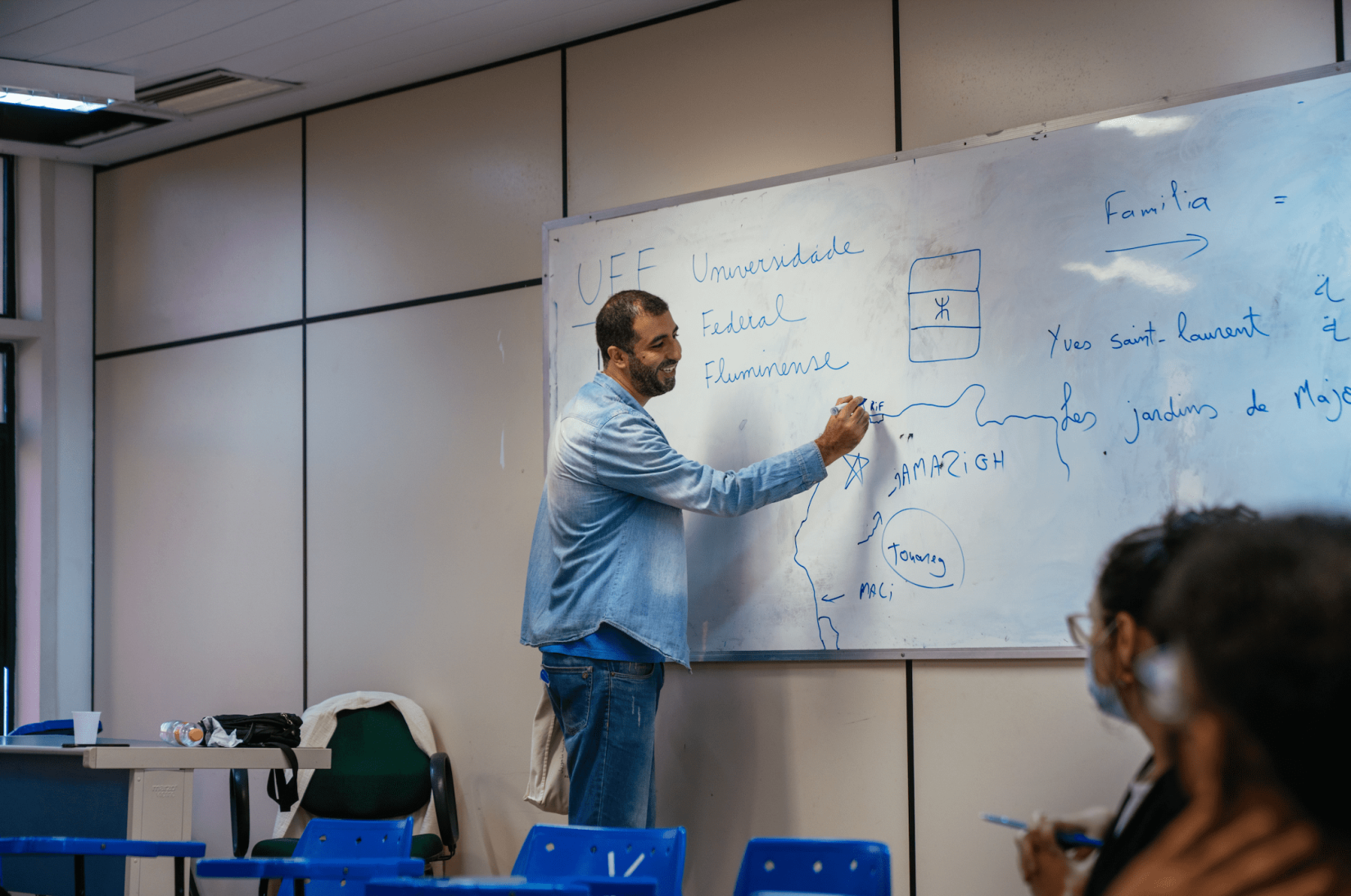 O refugiado Mohammed apresenta parte de seu projeto de pesquisa no programa de mestrado da Universidade Federal Fluminense, em Niterói-RJ