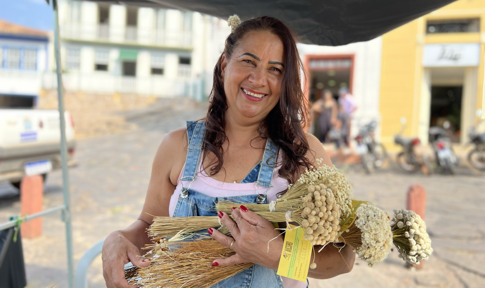 Apanhadora de flor Sempre-viva durante II Encontro das Comunidades Apanhadoras de Flores Sempre-vivas em Diamantina (MG).