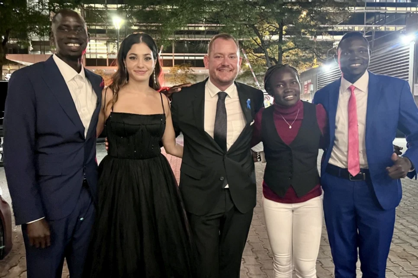 Yusra Mardini (segunda à esquerda) participa da estreia de The Swimmers, da Netflix, em Toronto, com os colegas do time olímpico de refugiados 