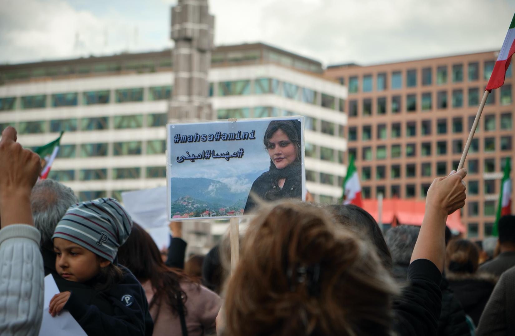 Manifestantes se reúnem em Estocolmo, na Suécia, após a morte de Mahsa Amini, de 22 anos, sob custódia da polícia moral do Irã.