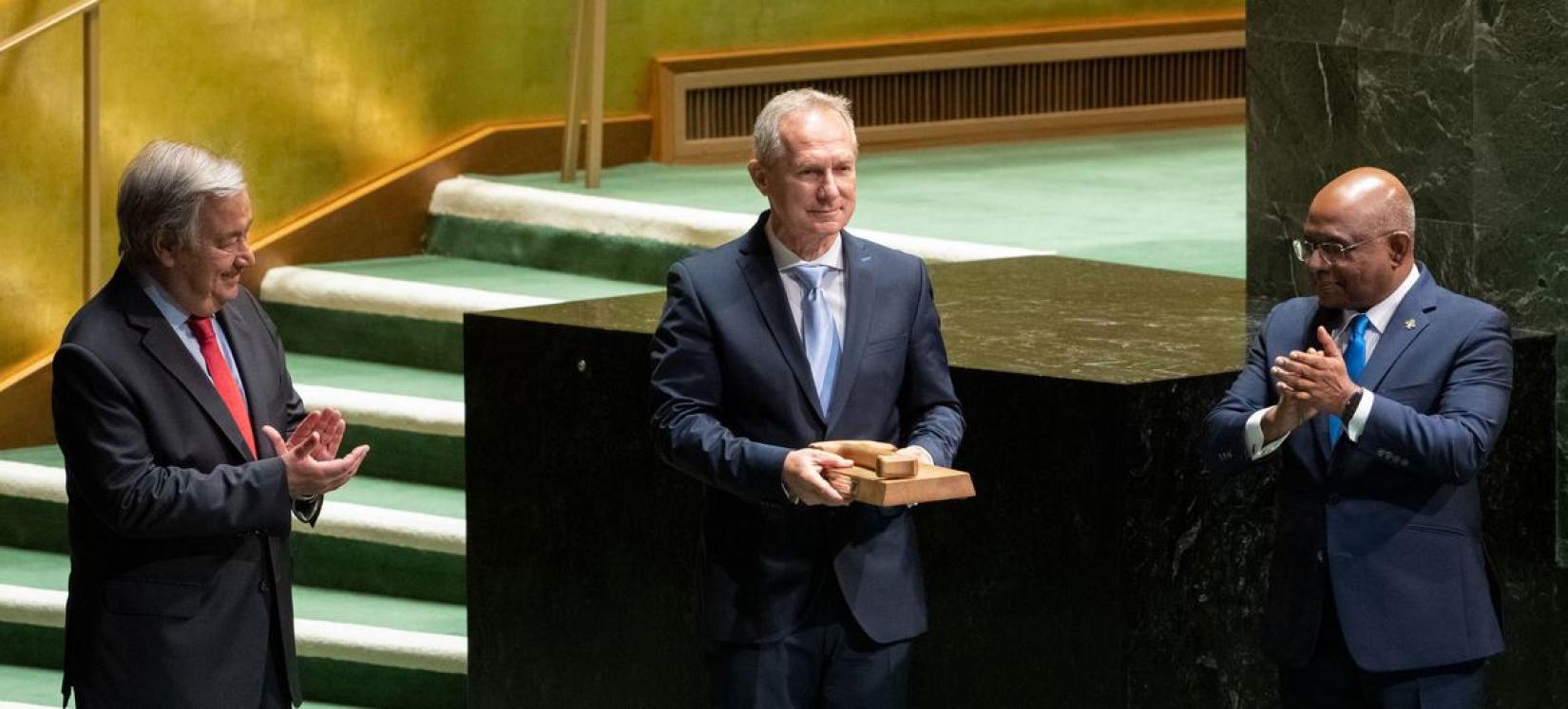 Novo presidente da Assembleia Geral, Csaba Korosi (centro), tomou posse nesta segunda-feira.