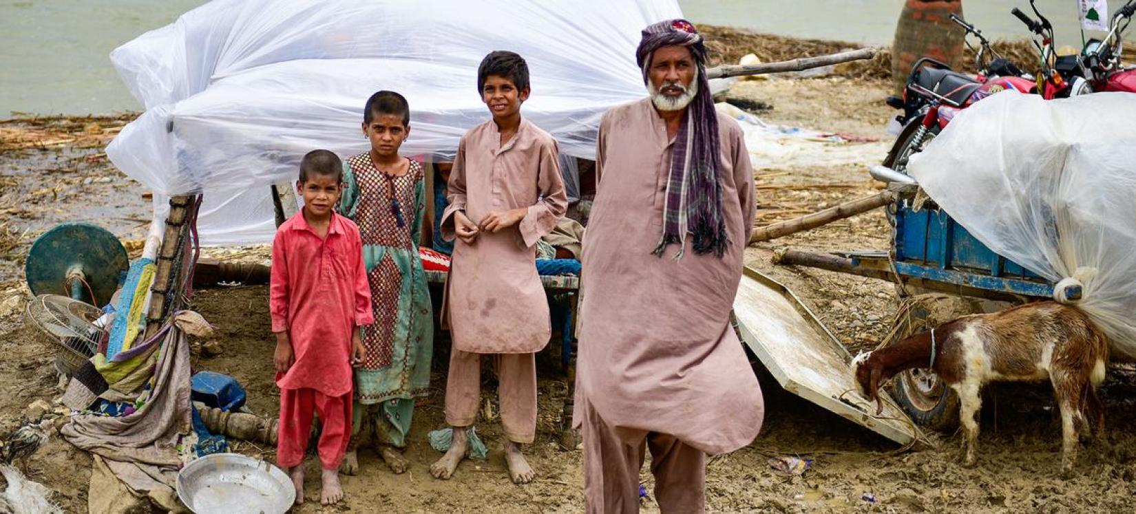 Famílias sobrevivem sem abrigo depois de se mudarem para um local mais seguro após enchentes atingirem vilarejos na província do Baluchistão, no Paquistão.