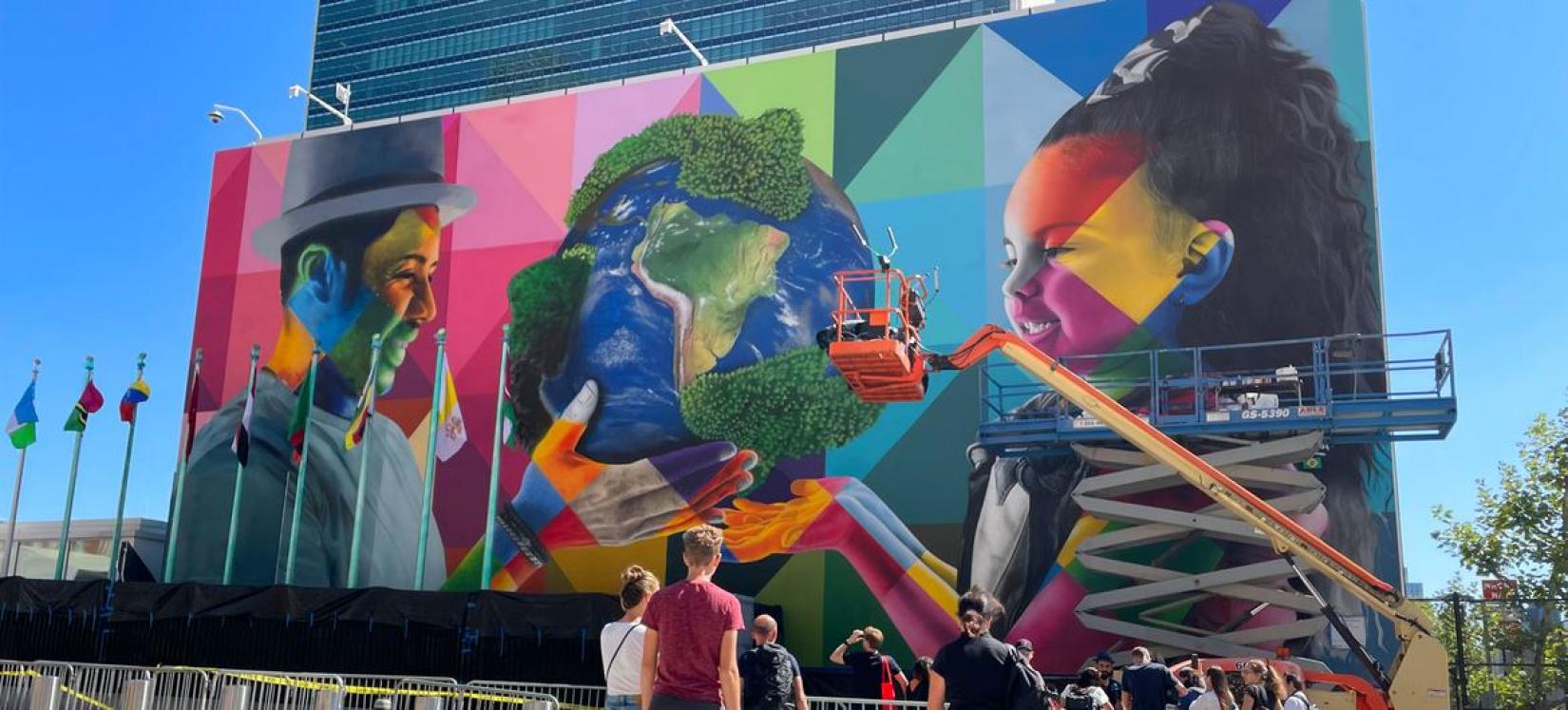 O artista Eduardo Kobra e sua equipe estão dando os retoques finais em seu mural na First Avenue de Nova York, dedicado à sustentabilidade e preservação ambiental.