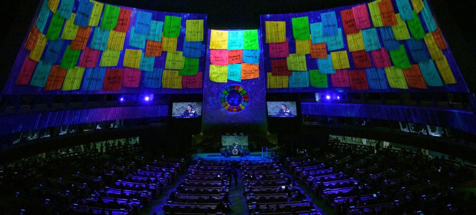 Uma visão ampla das projeções no Salão da Assembleia Geral durante o "Momento ODS 2022".