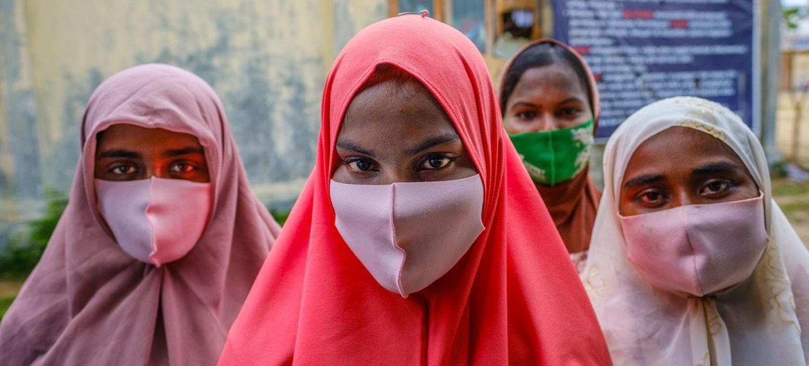 Mulheres rohingya recém-chegadas na província de Aceh, na Indonésia, após passarem sete meses no mar.