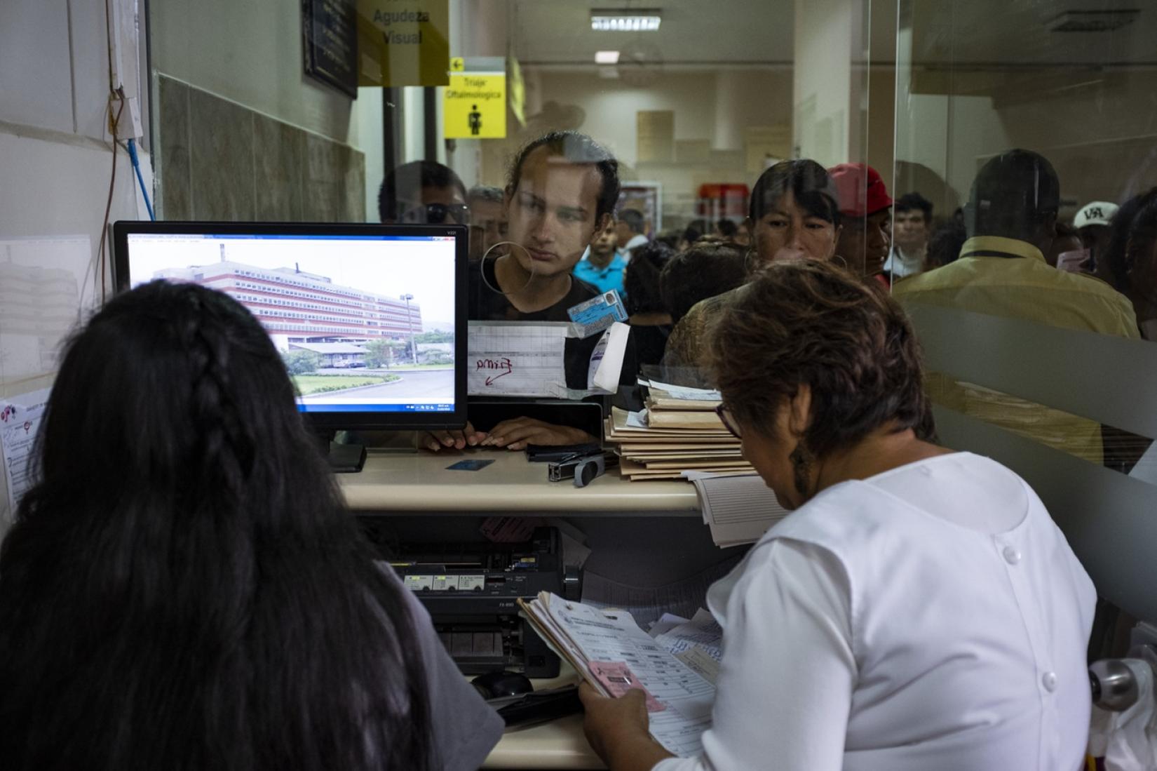 Recepção do Hospital Maria Auxiliadora em Lima, no Peru.