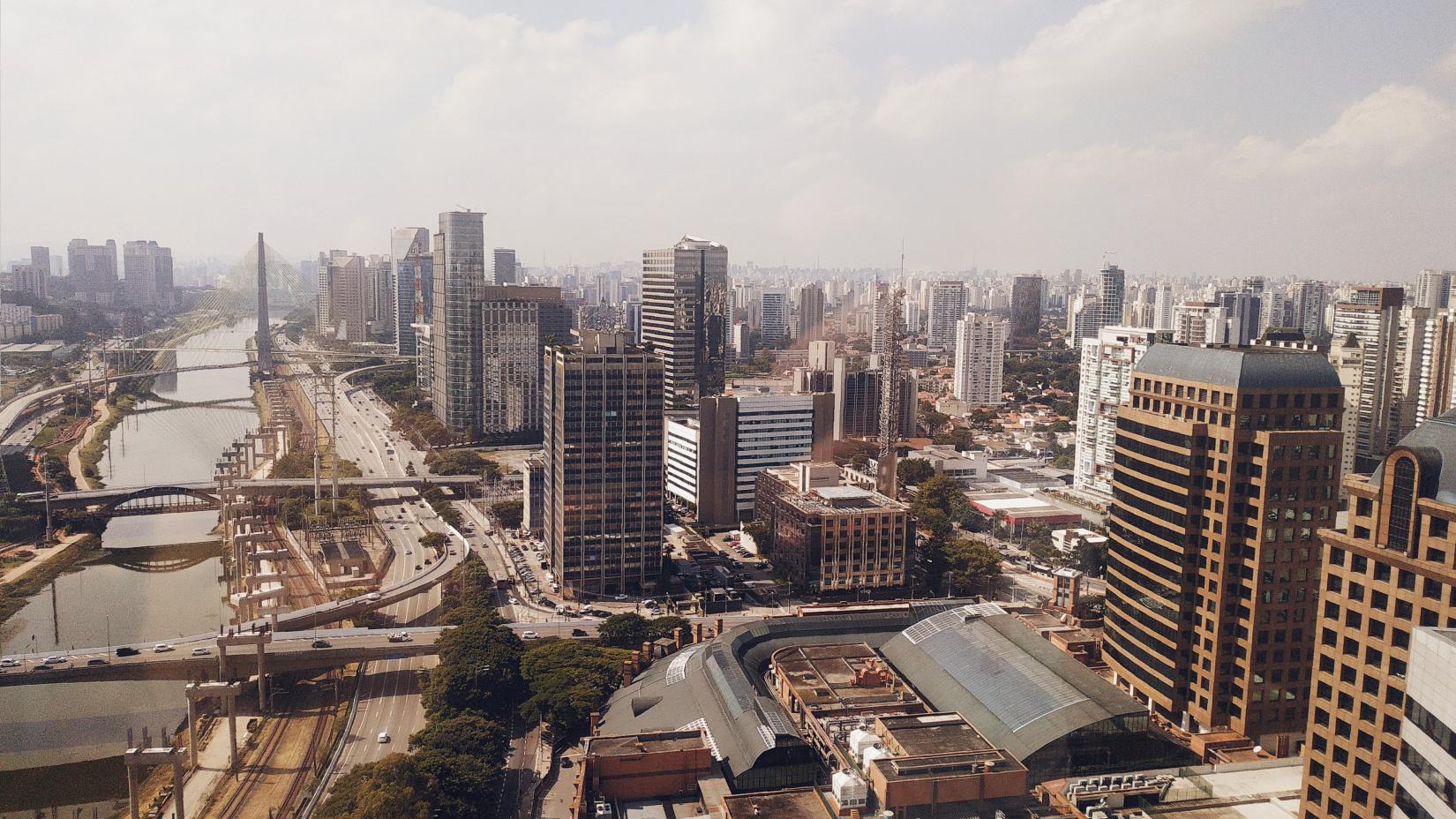 Vista da cidade de São Paulo, uma das metrópoles brasileiras que mais sofre com a poluição do ar.