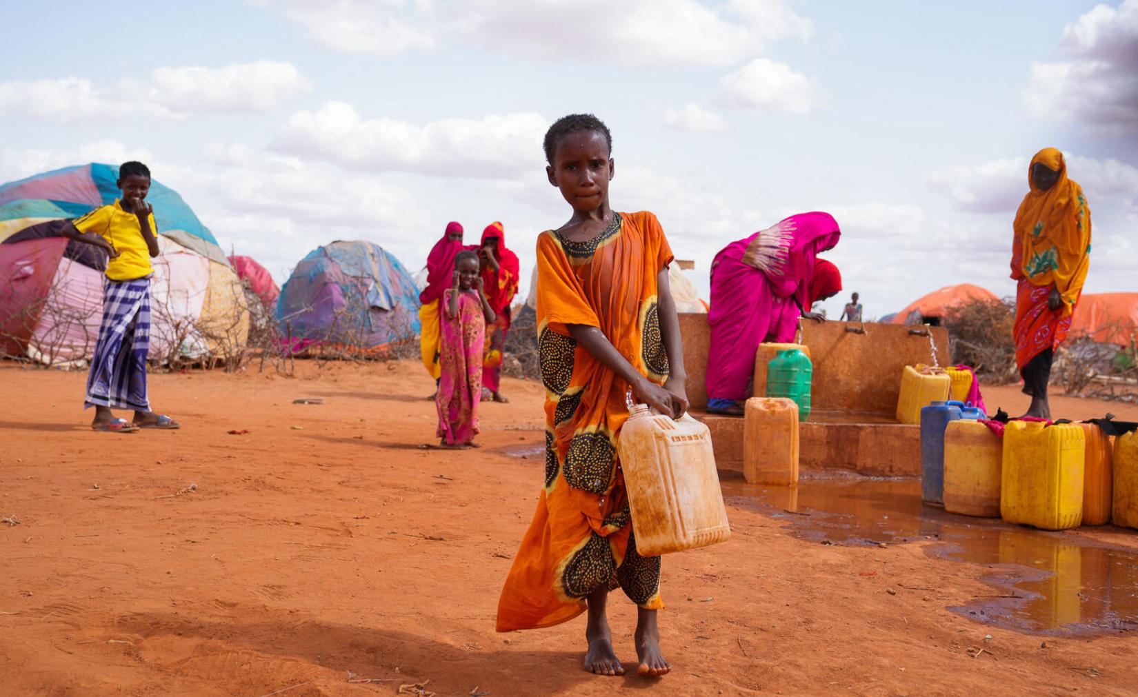 No dia 24 de maio de 2022, Hibo, de 10 anos, carregava água em um galão para sua casa temporária no campo de deslocados internos de Kaharey em Dollow, Somália.