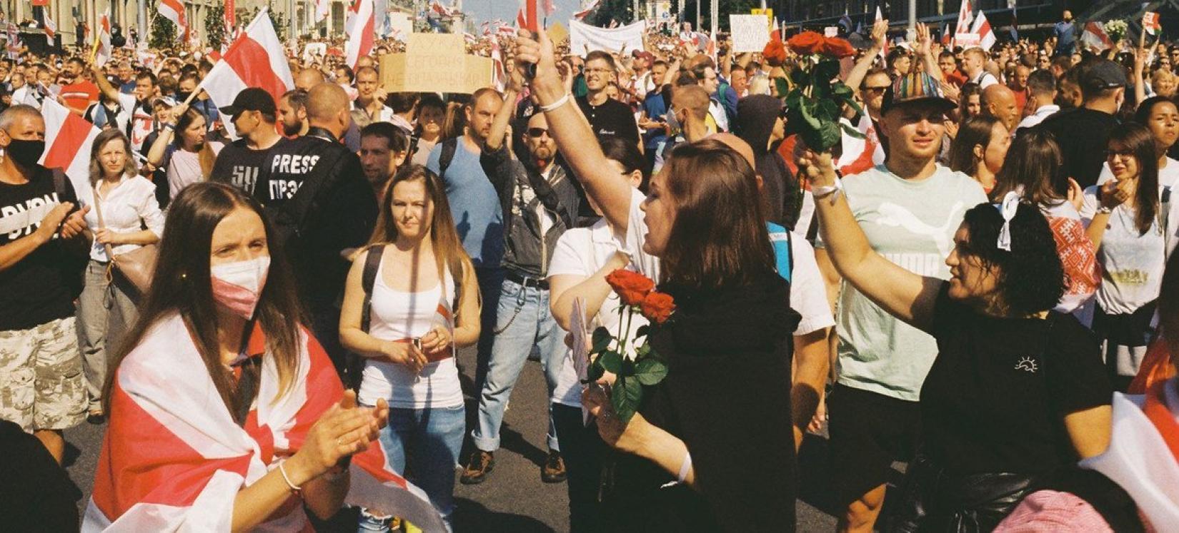 Manifestantes na Marcha da Paz e Independência em Minsk, Belarus.