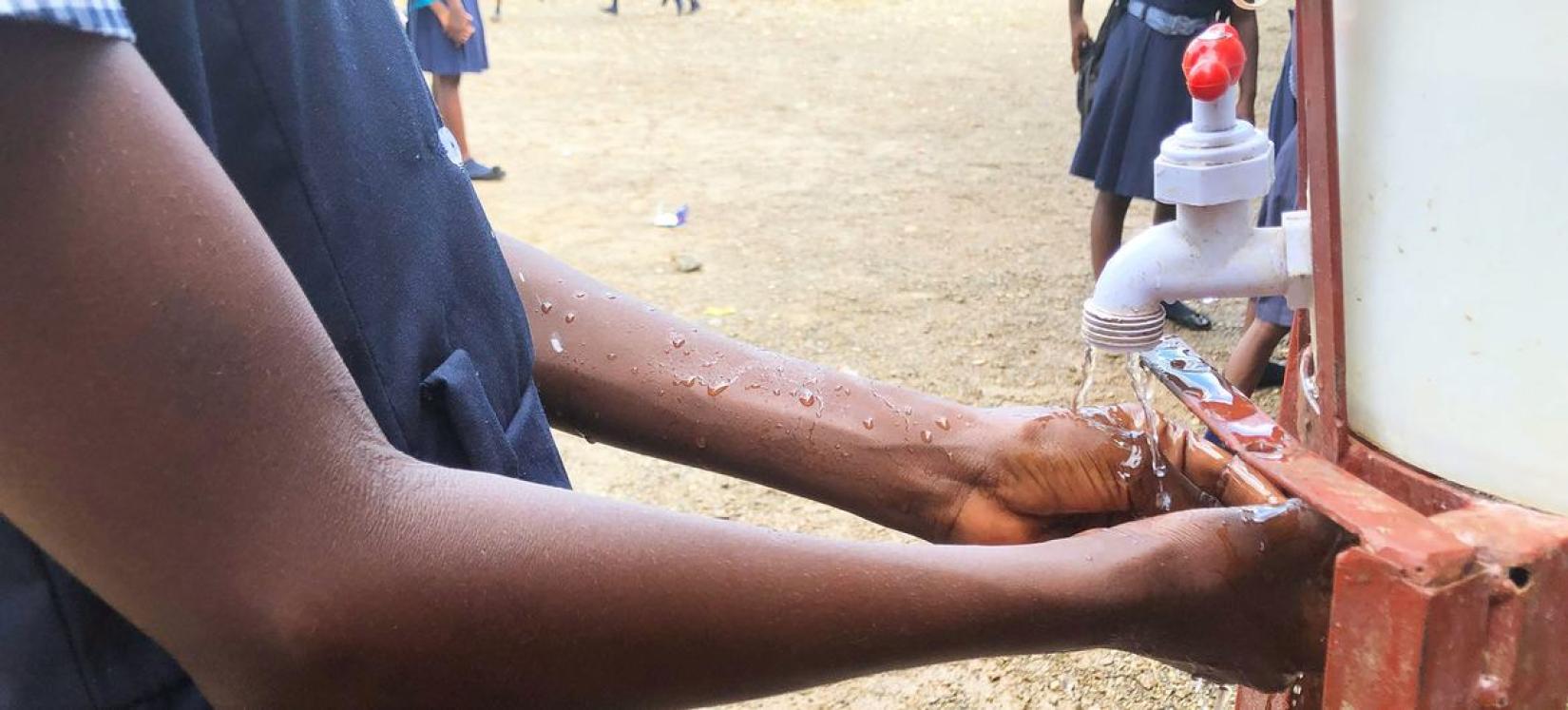 Água potável e estações de higiene disponíveis para a população é uma das formas de combater a cólera. 