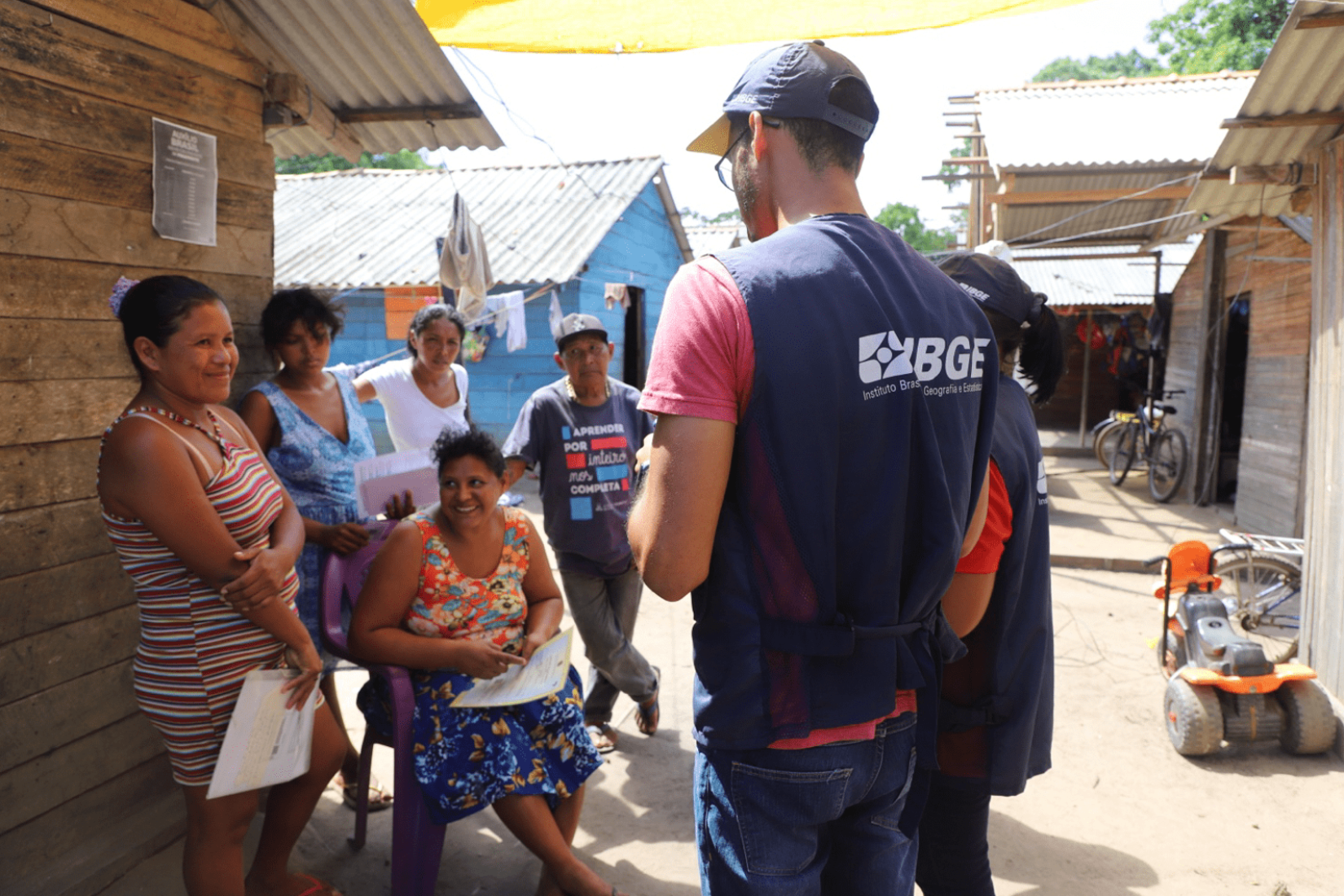 Mariluz (à esquerda) acompanha a visita do Censo 2022 à comunidade Warao Janoko, em Belém (PA), para assegurar que as entrevistas captem a realidade dos indígenas venezuelanos.