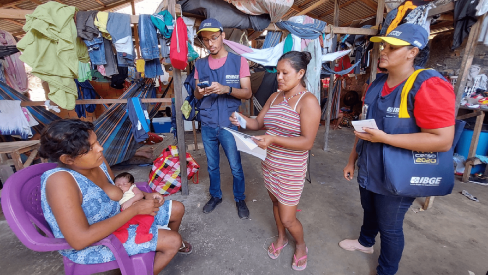 Mariluz acompanha a visita do Censo 2022 à comunidade Warao Janoko, em Belém (PA).
