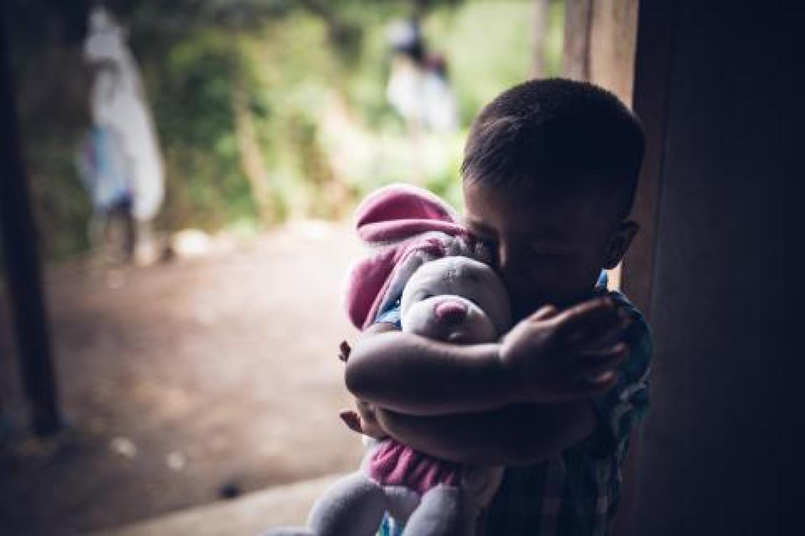 Violência contra meninas e meninos começa na primeira infância e segue até a adolescência, segundo relatório regional do UNICEF
