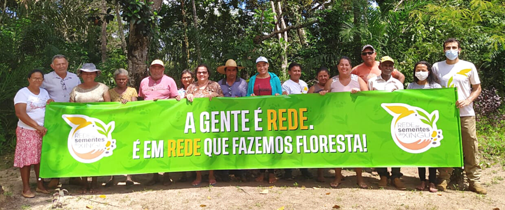 A Associação Rede de Sementes do Xingu reúne mulheres de 25 comunidades indígenas, agrícolas e urbanas para coletar e comercializar mais de 220 espécies diferentes de sementes para reflorestamento ecológico em larga escala da Amazônia e do Cerrado. 