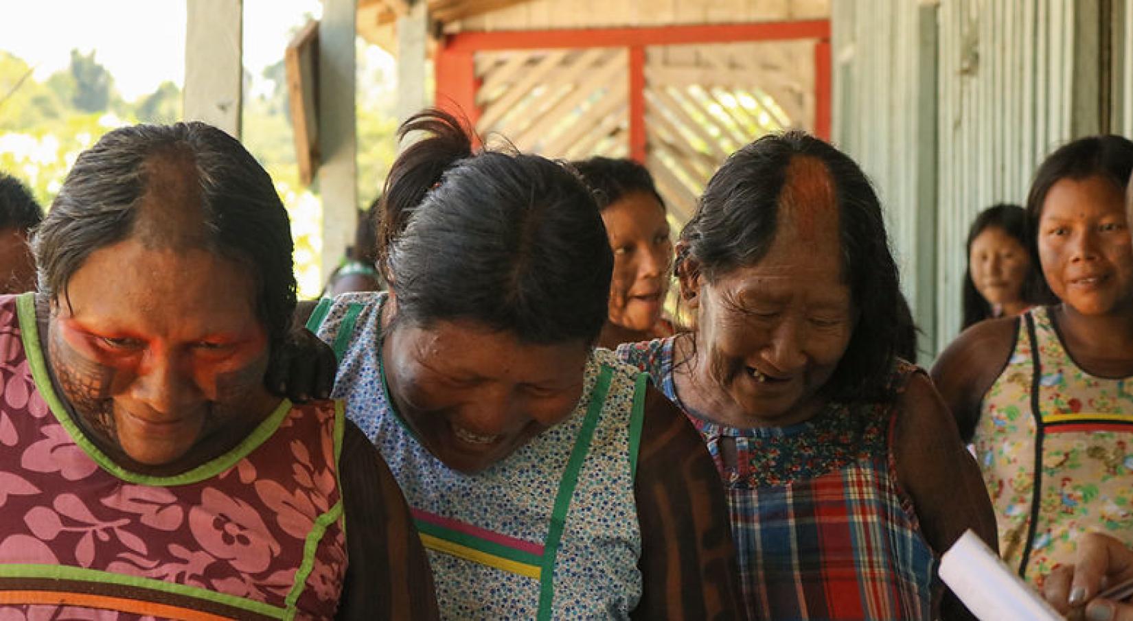 Trabalhando na área indígena Trincheira Bacajá, no Brasil, as mulheres da Associação Bebô Xikrin do Bacajá desenvolveram um sistema de produção sustentável de óleo de coco. 