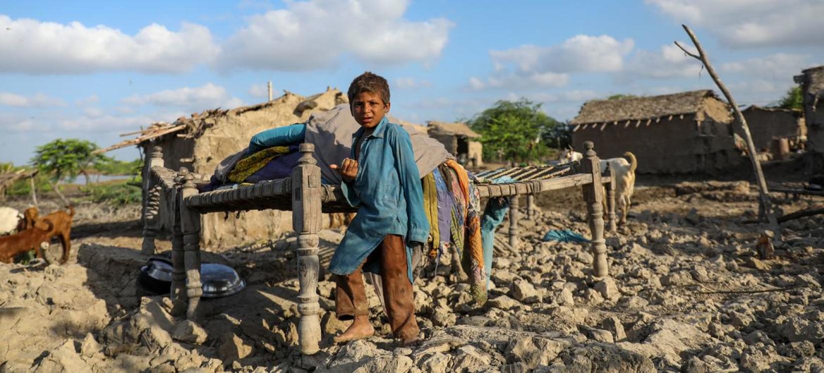 Rahim, de quatro anos, nos escombros de sua casa destruída pelas inundações no Paquistão.