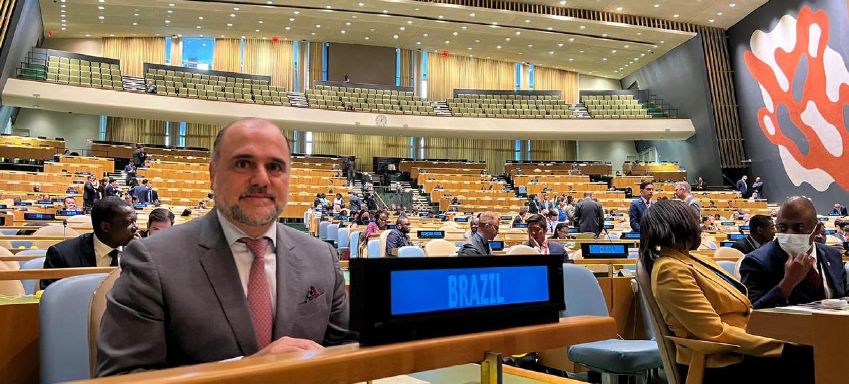 Professor Leonardo Nemer Caldeira Brant na Assembleia Geral.