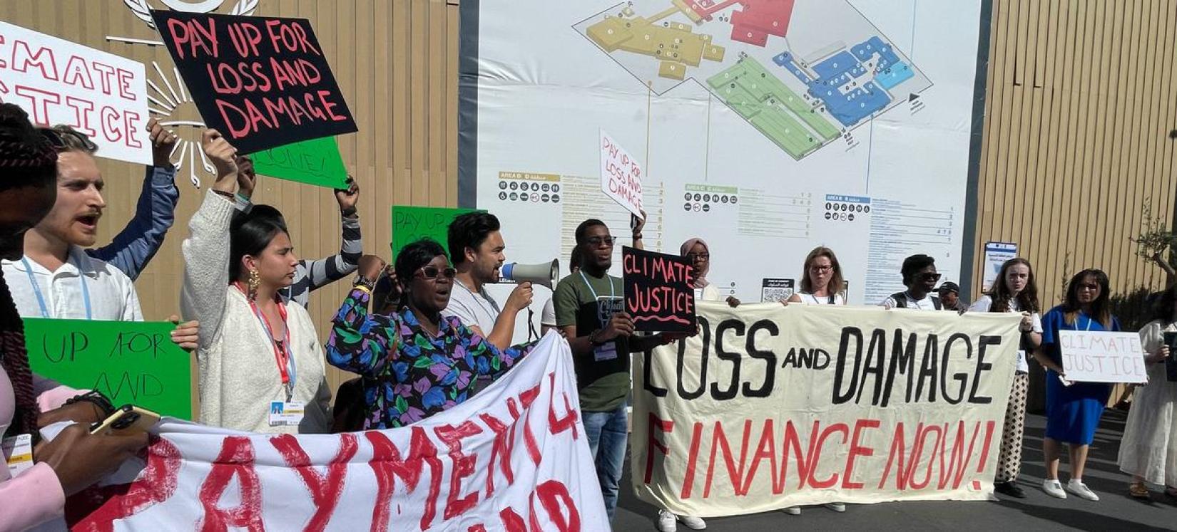 Jovens ativistas protestam exigindo que líderes lidem com perdas e danos.