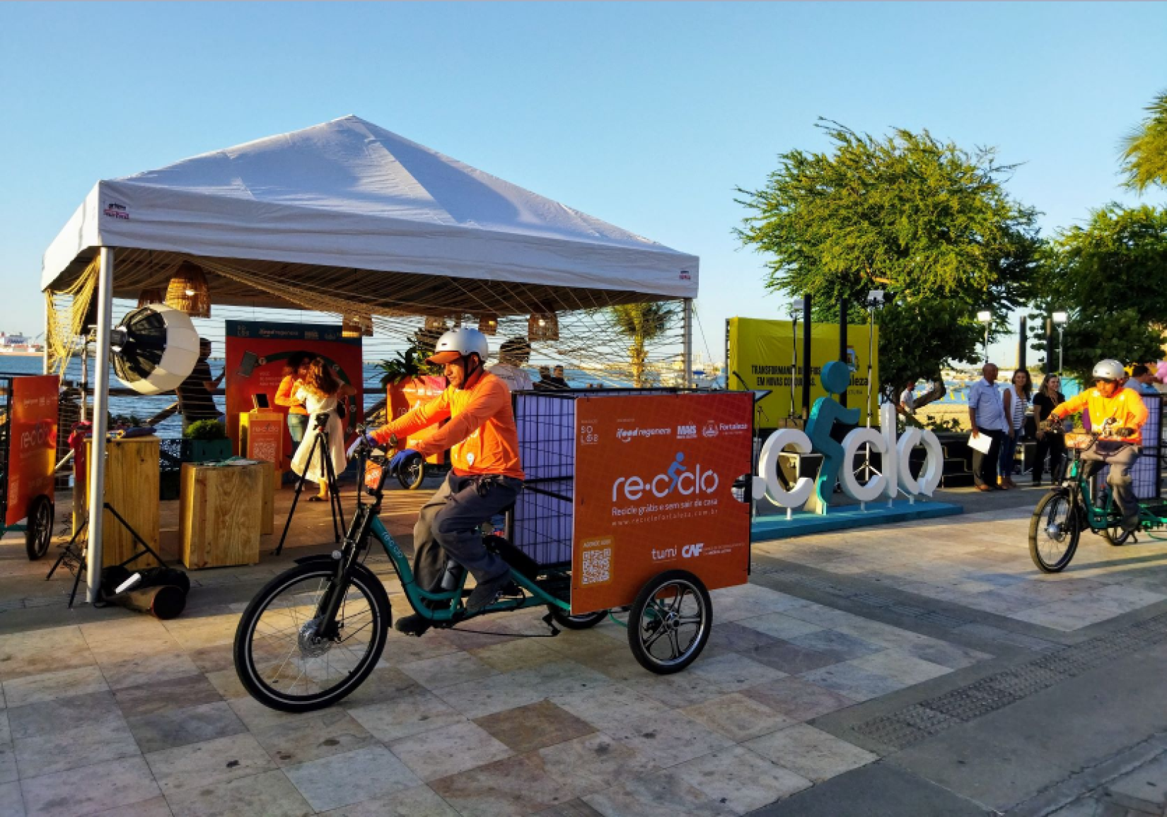 Projeto Re-ciclo distribui triciclos elétricos para catadores de materiais recicláveis em Fortaleza (CE).