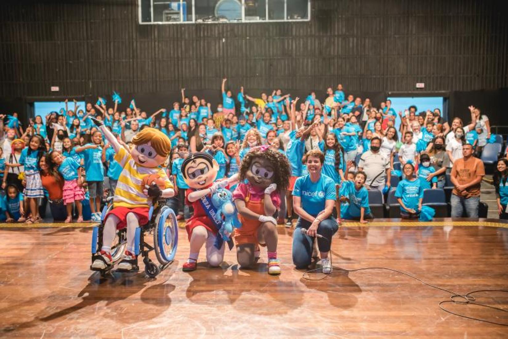 Os personagens Luca, Milena e Mônica, que é embaixadora do UNICEF no Brasil, e Adriana Alvarenga, chefe do escritório do UNICEF em São Paulo, participam da celebração do Dia Mundial da Criança em Cidade Tiradentes.