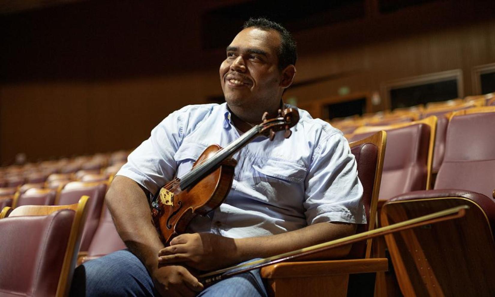 Dia Internacional dos Migrantes: violinista venezuelano integra projeto para ensinar música erudita para crianças no Brasil.