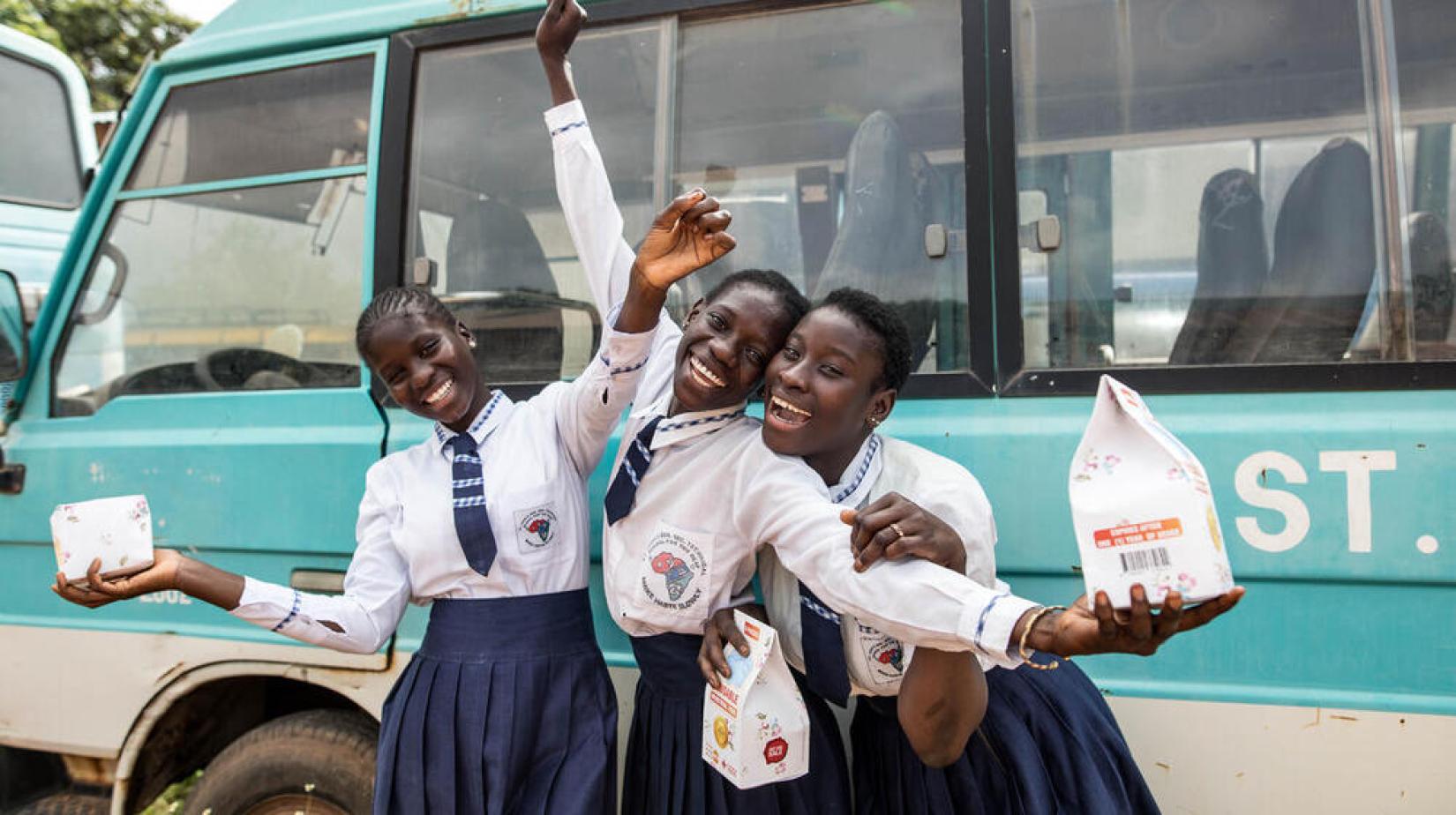 Isatou, Mariama e Fatoumatta não precisam mais deixar de ir às aulas durante seus períodos menstruais, graças a um programa do UNFPA que apoia a produção e distribuição gratuita de absorventes higiênicos reutilizáveis.