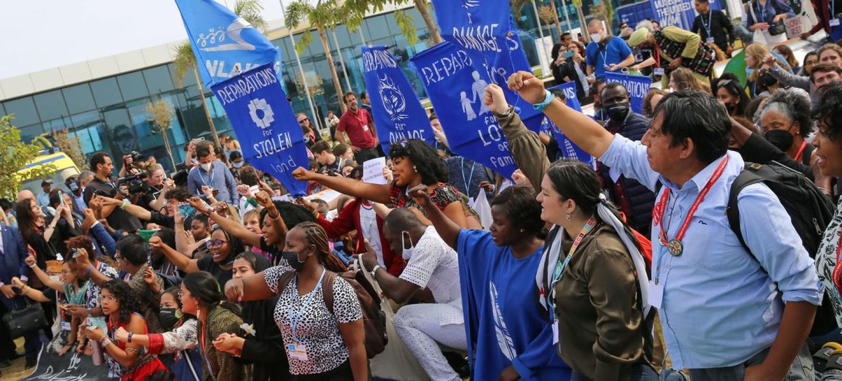 Na COP27, representantes de povos indígenas, grupos ambientalistas, crianças e jovens, mulheres e pessoas com deficiência se reuniram para apoiar a Declaração dos Povos sobre Justiça Climática.