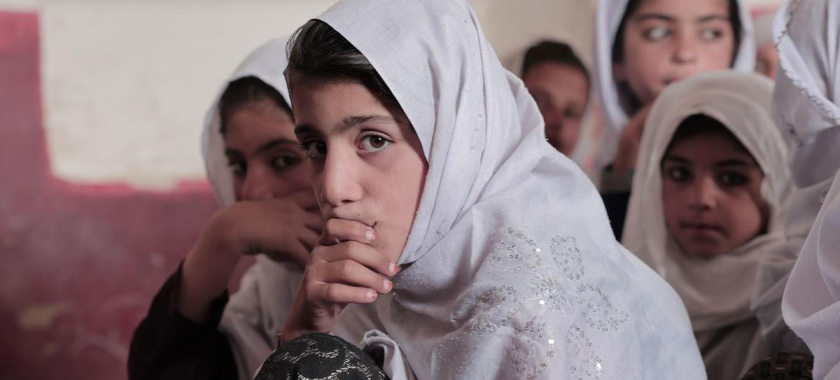 Meninas assistem às aulas em um Centro de Aprendizagem Acelerada na província de Wardak, na região central do Afeganistão.