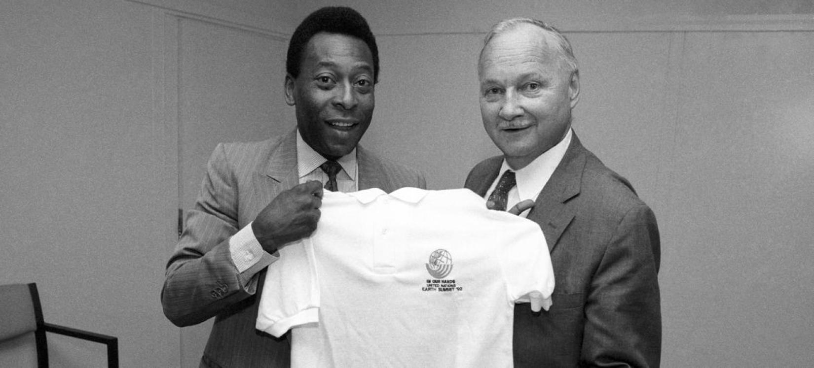 Pelé é apresentado como Embaixador da Boa Vontade das Nações Unidas por Maurice Strong, em coletiva de imprensa em 1992.