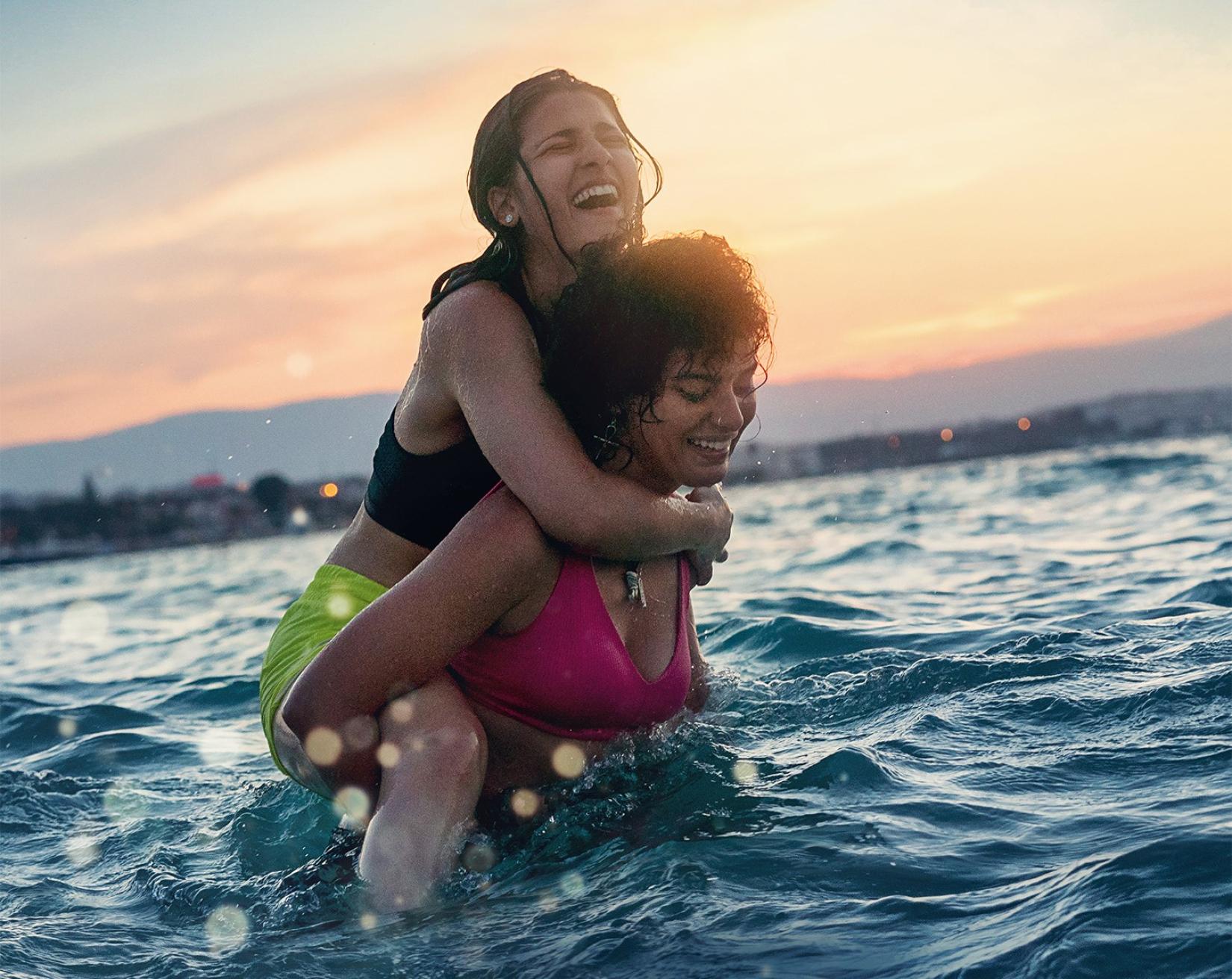 Yusra e Sara se divertindo no mar do Rio de Janeiro. No mar, as irmãs se sentem em casa.