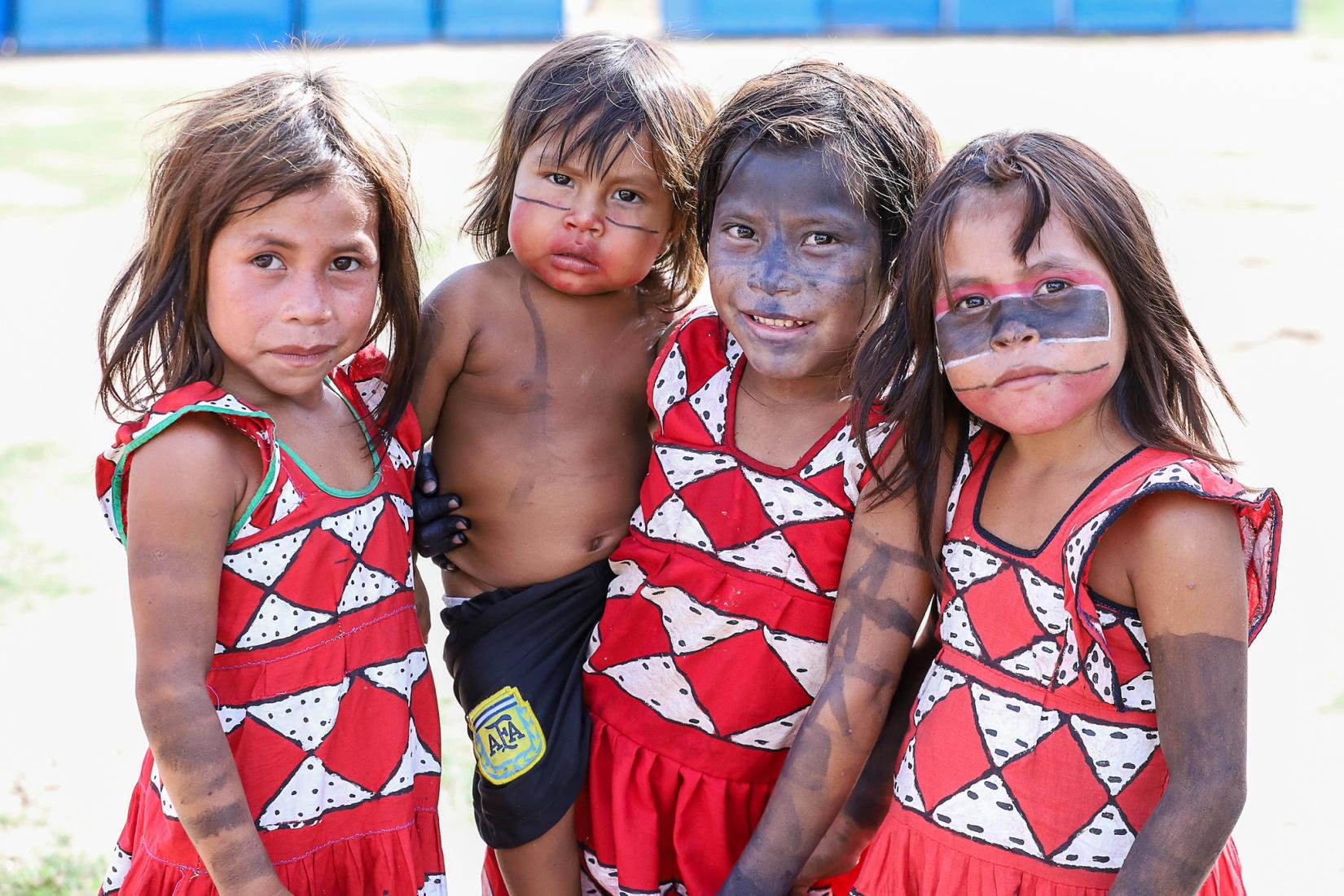 quatro crianças indígenas da Aldeia Escola Floresta, em Minas Gerais
