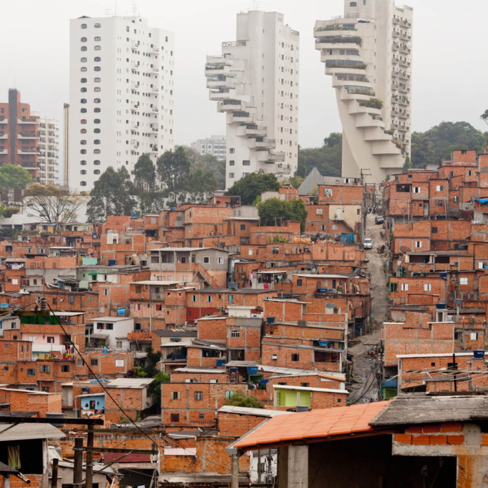 Comunidade de Paraisópolis, na Vila Andrade, localizada na Zona Oeste de São Paulo. O trabalho do fotojornalista Tuca Vieira contribuiu para o debate público sobre a desigualdade de renda e proteção social no Brasil. 