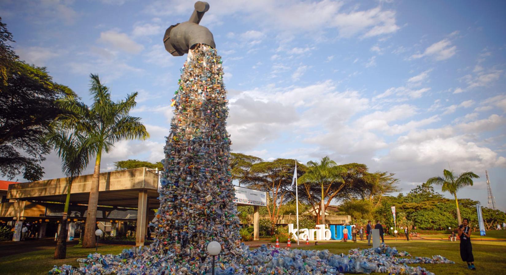 Obra de arte ativista de 10 metros de altura intitulada 'Feche a torneira do plástico', do artista canadense Benjamin von Wong, em exibição na sede do PNUMA em Nairóbi, no Quênia.