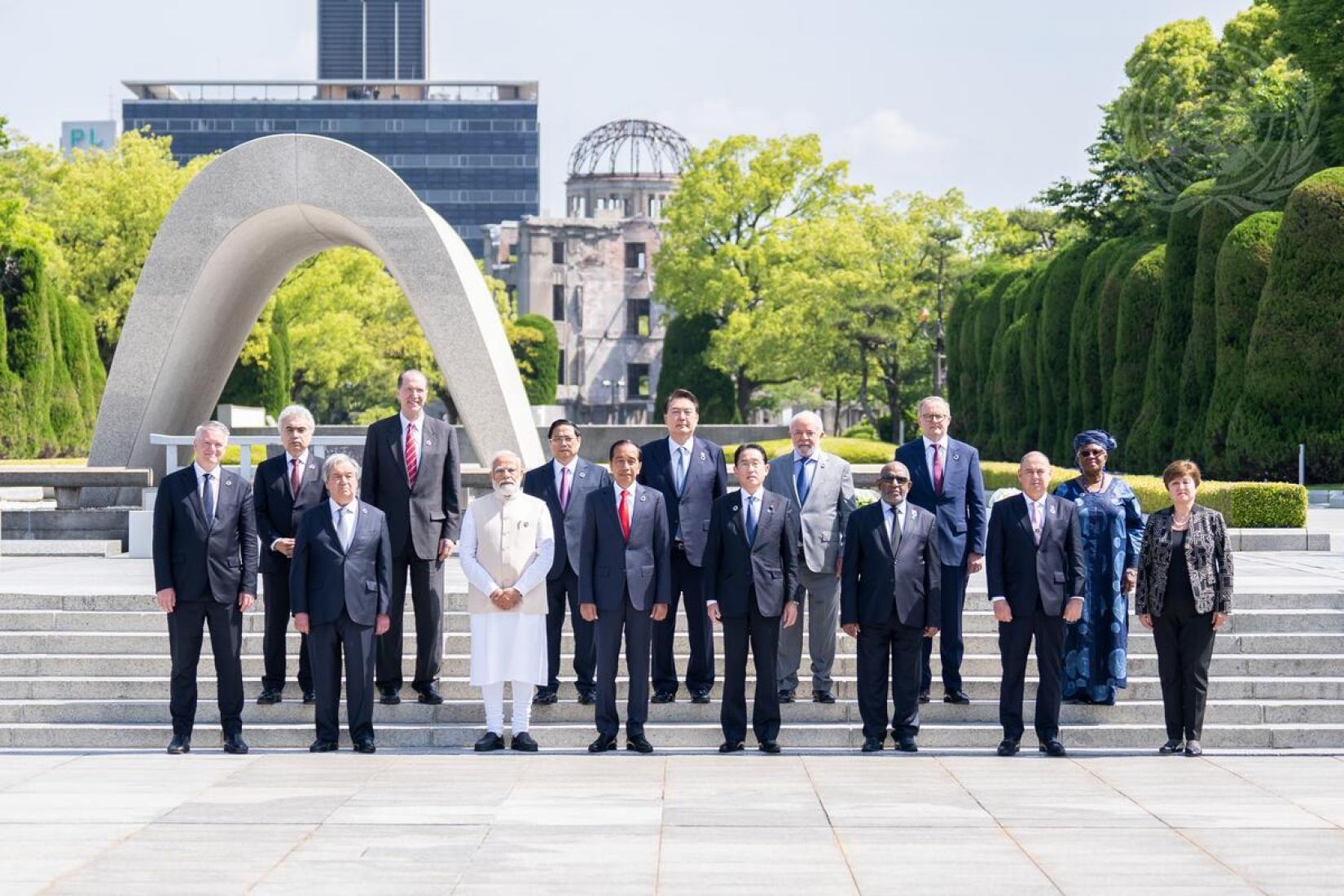 O secretário-geral António Guterres (na primeira fila, segundo da esquerda para a direita) visita o Parque Memorial da Paz de Hiroshima, no dia 21 de maio de 2023. 
