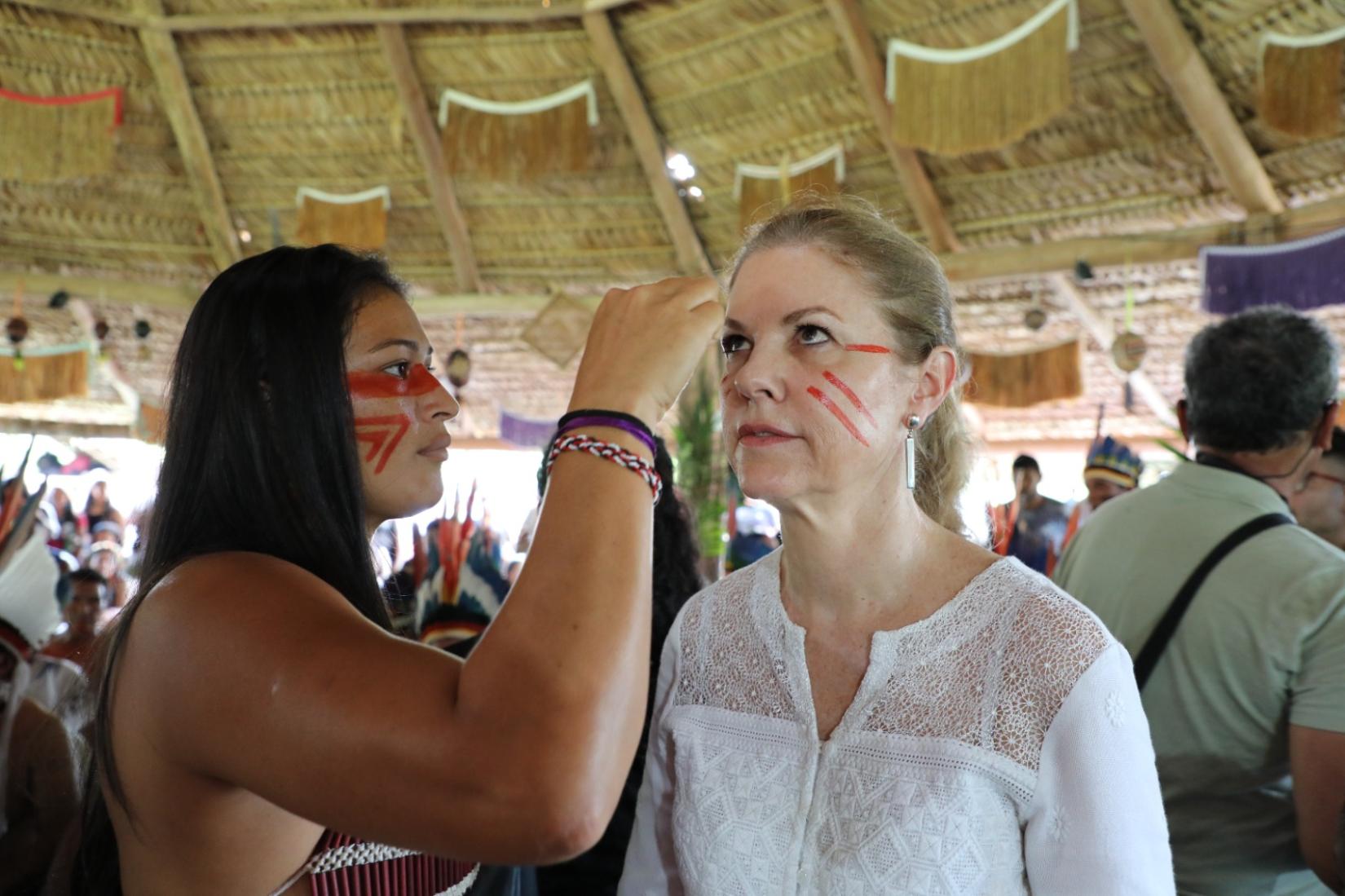 Coordenadora residente da ONU no Brasil, Silvia Rucks, recebe pintura sagrada das guerreiras Tembé, no Pará