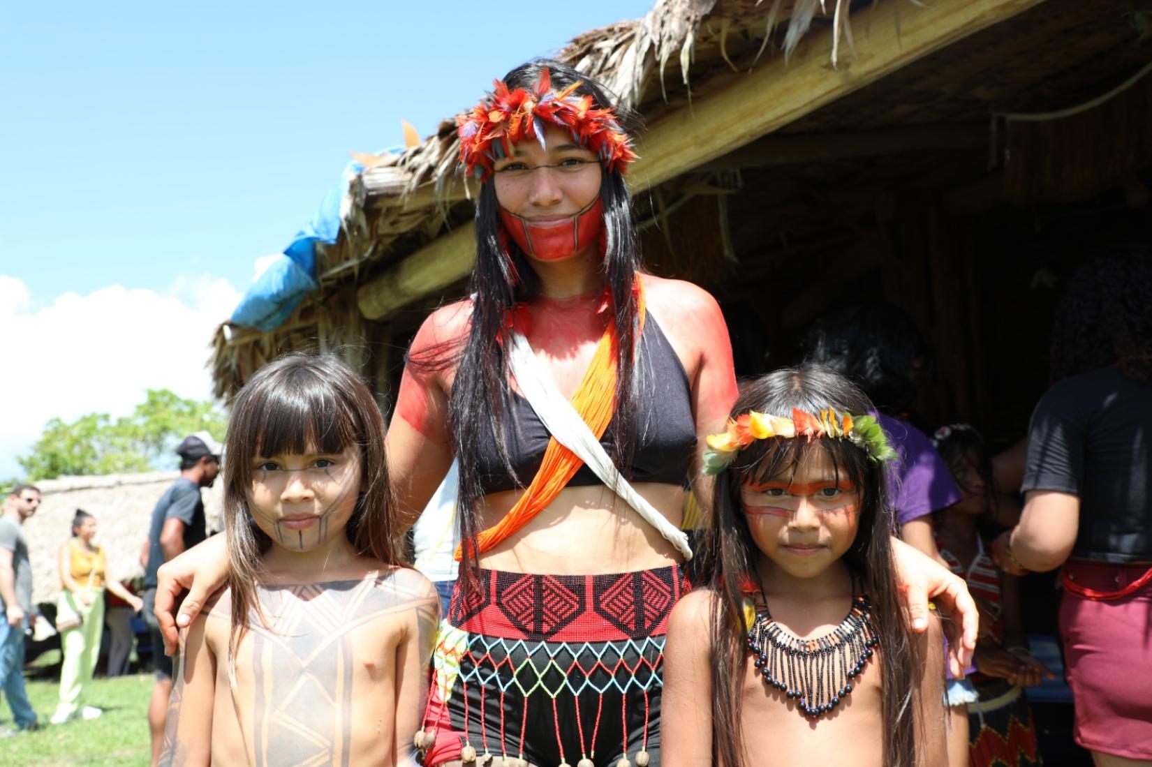Adultos e crianças participaram da cerimônia que devolveu a Terra Indígena Alto Rio Guamá, no Pará