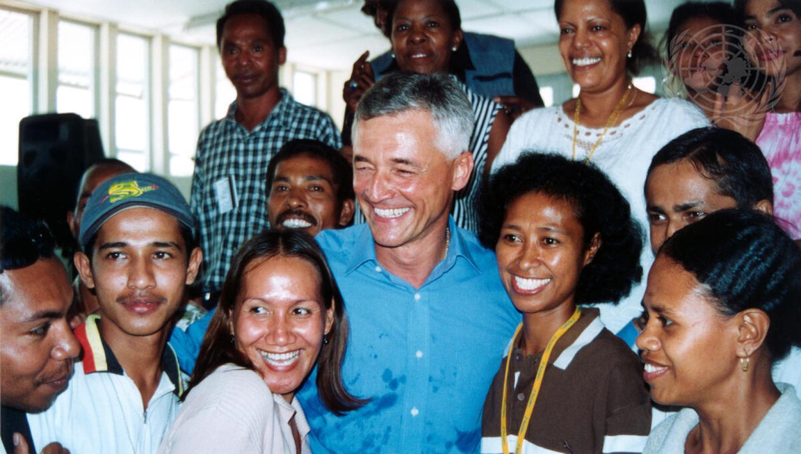 Sergio Vieira de Mello (centro), Administrador Transitório do Timor Leste, em sua despedida do país, em maio de 2002. 