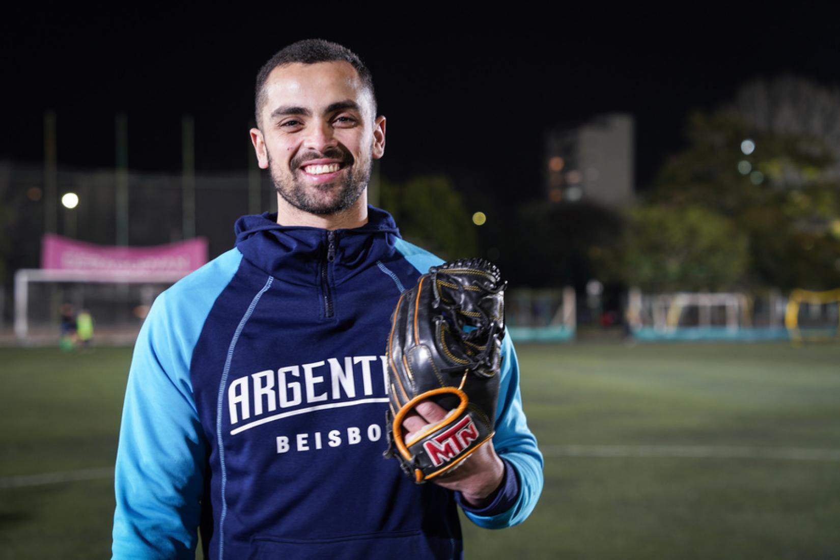 Carlos Jimenez, nascido na Venezuela, é o primeiro venezuelano a estrear na equipe nacional de beisebol da Argentina.