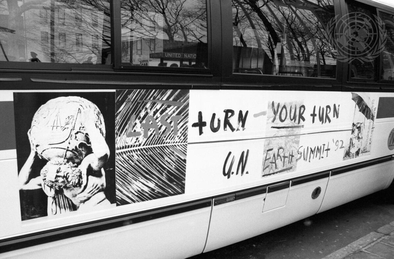 Em 1992, um pôster da campanha mundial pela proteção da camada de ozônio, preparado pelo artista Robert Rauschenberg, adorna a lateral de um ônibus da cidade de Nova Iorque estacionado em frente à sede das Nações Unidas. 