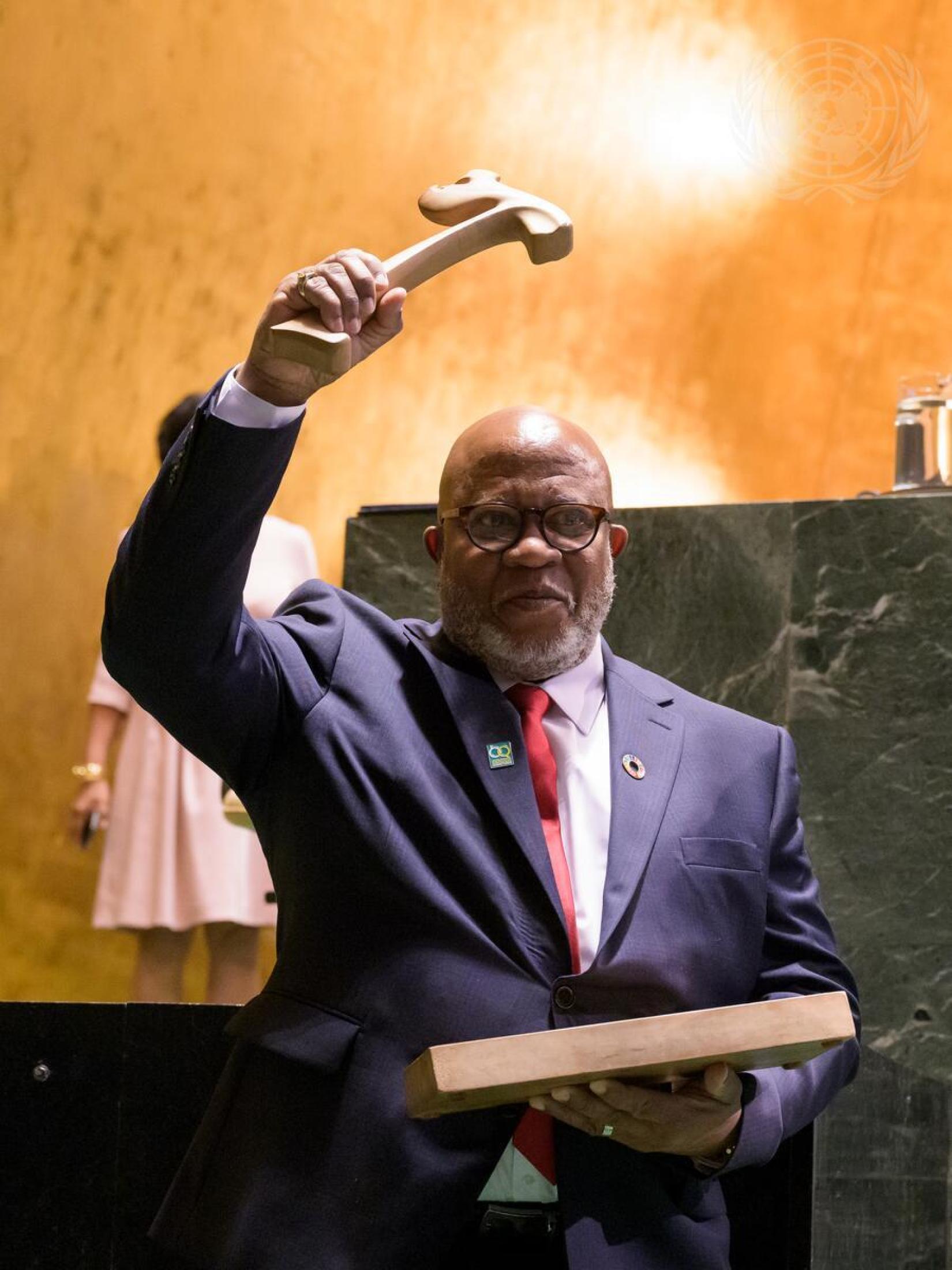 Dennis Francis, presidente da 78ª oitava sessão da Assembleia Geral das Nações Unidas, segura o martelo durante a reunião de encerramento da 76ª sessão da Assembleia Geral, realizada no dia 5 de setembro de 2023. 